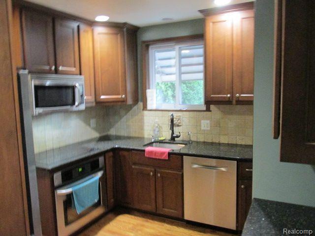 1915 LANCASTER Street, Grosse Pointe Woods, MI 48236 — Photo 2