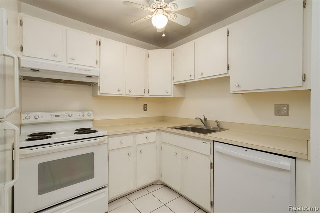 4909 Crooks Road, D4, Royal Oak, MI 48073 — Photo 8