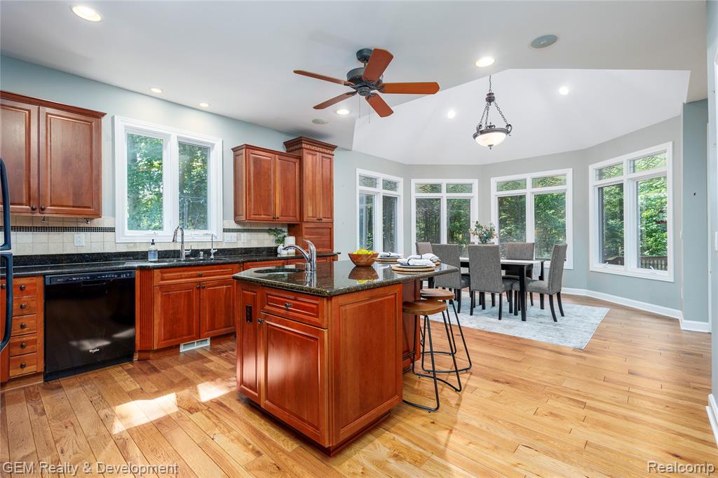 9054 Green Hickory Lane, Fenton, MI 48430 — Photo 16