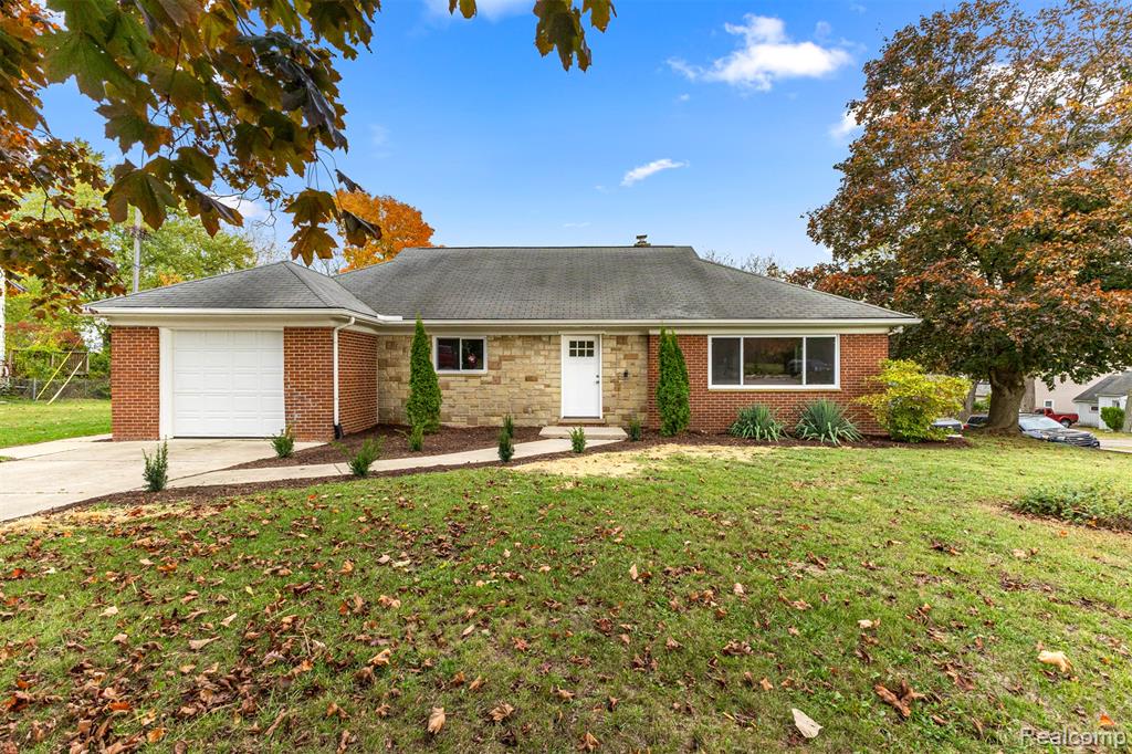 633 S Pontiac Trail, Walled Lake, MI 48390 — Photo 2