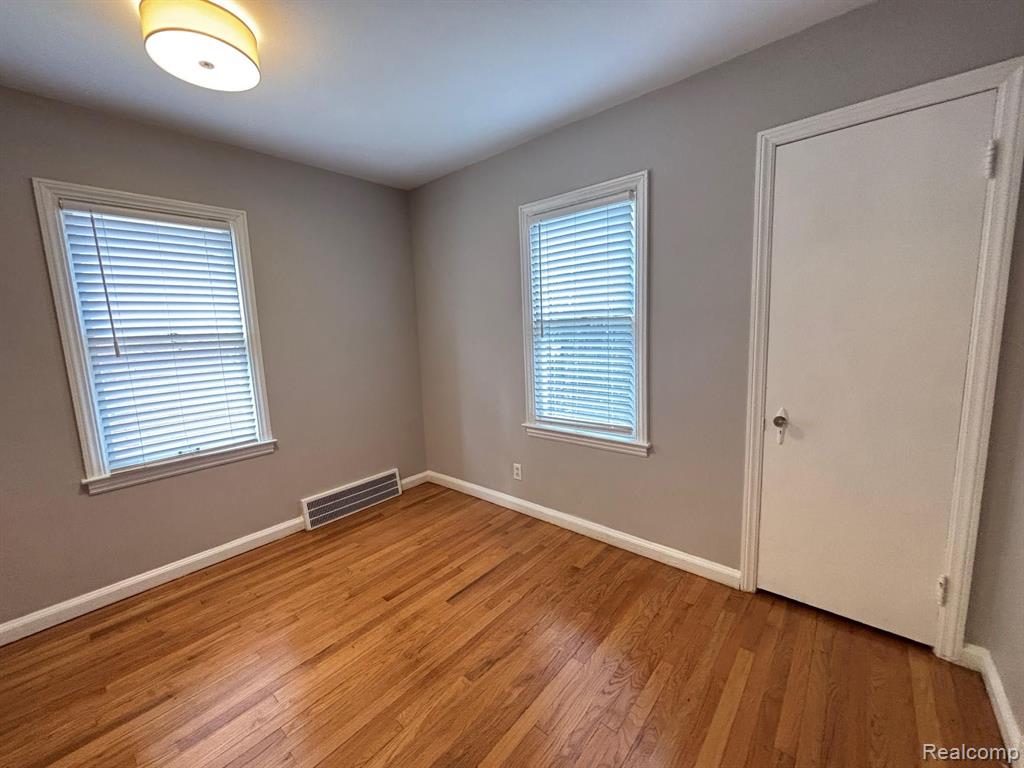 1528 ROSLYN Road, Grosse Pointe Woods, MI 48236 — Photo 14
