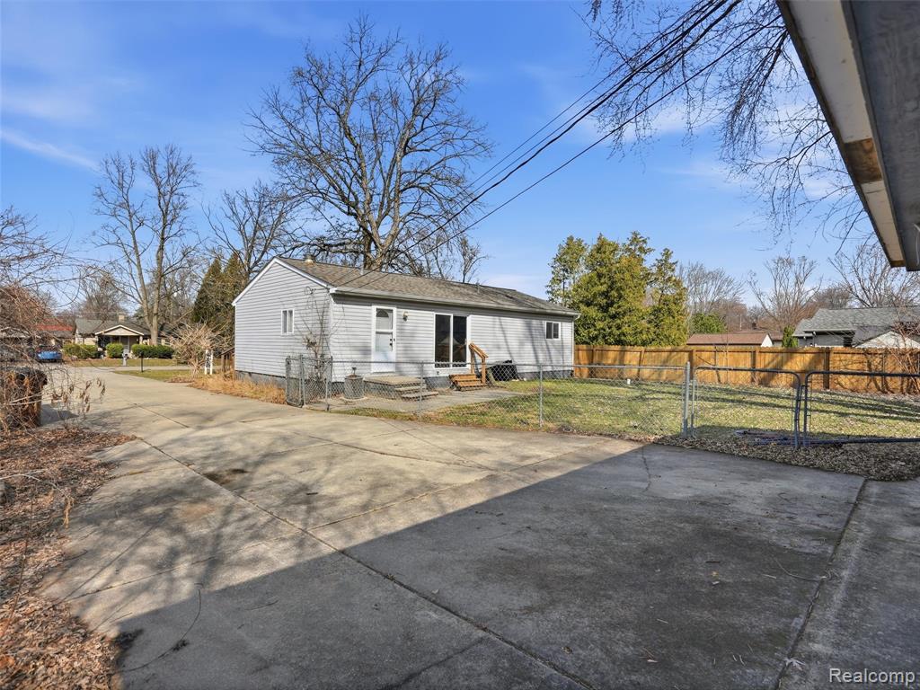 8568 Janis Street, Shelby Twp, MI 48317 — Photo 28