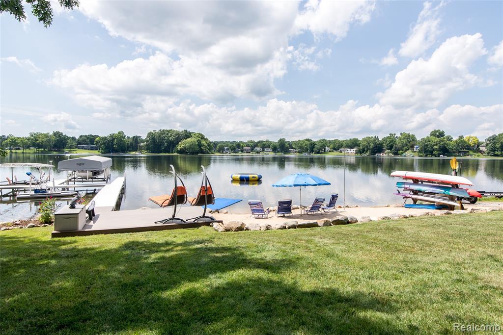 3166 W Beach Lake Drive, Milford, MI, 48380