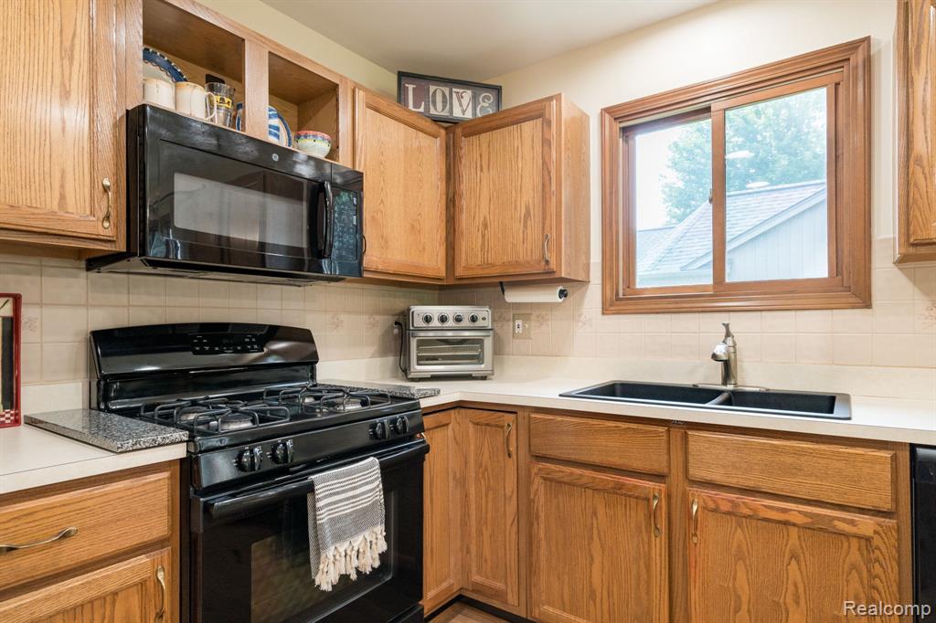 6821 Carriage Creek Drive, Washington, MI — Photo 11