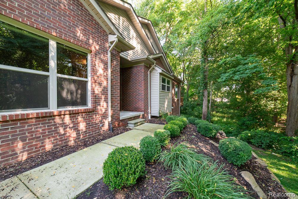 9546 KINGSWAY Circle, Clarkston, MI 48348 — Photo 57