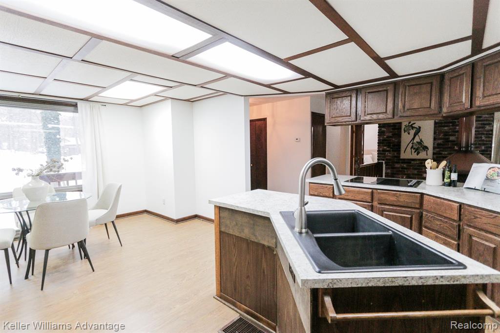 421 BONNIE Circle, Howell, MI 48843 — Photo 6
