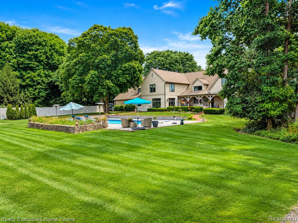 1395 Country Club Road, Bloomfield Hills, MI 48304 — Photo 2