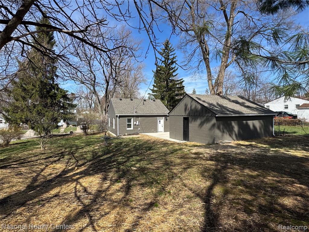 117 W Strathmore, Pontiac, MI 48340 — Photo 2