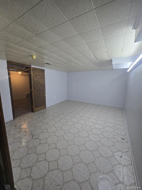 8410 HICKORY DR Drive, Sterling Heights, MI 48312 — Photo 22