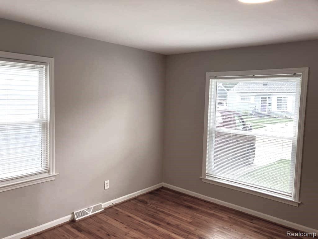 577 E HUDSON Avenue, Madison Heights, MI 48071 — Photo 8