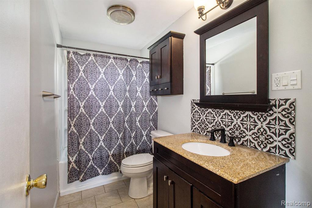 2665 LOS ANGELES Drive, Wolverine Lake, MI 48390 — Photo 14