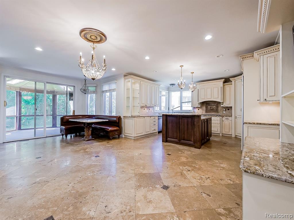 5570 HAMPSHIRE Drive, West Bloomfield, MI — Photo 19
