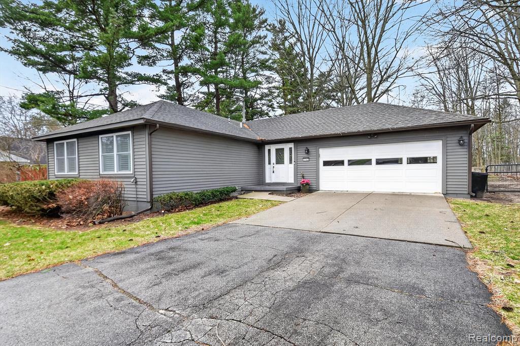 5569 Lakeshore Road, Fort Gratiot, MI 48059 — Photo 2