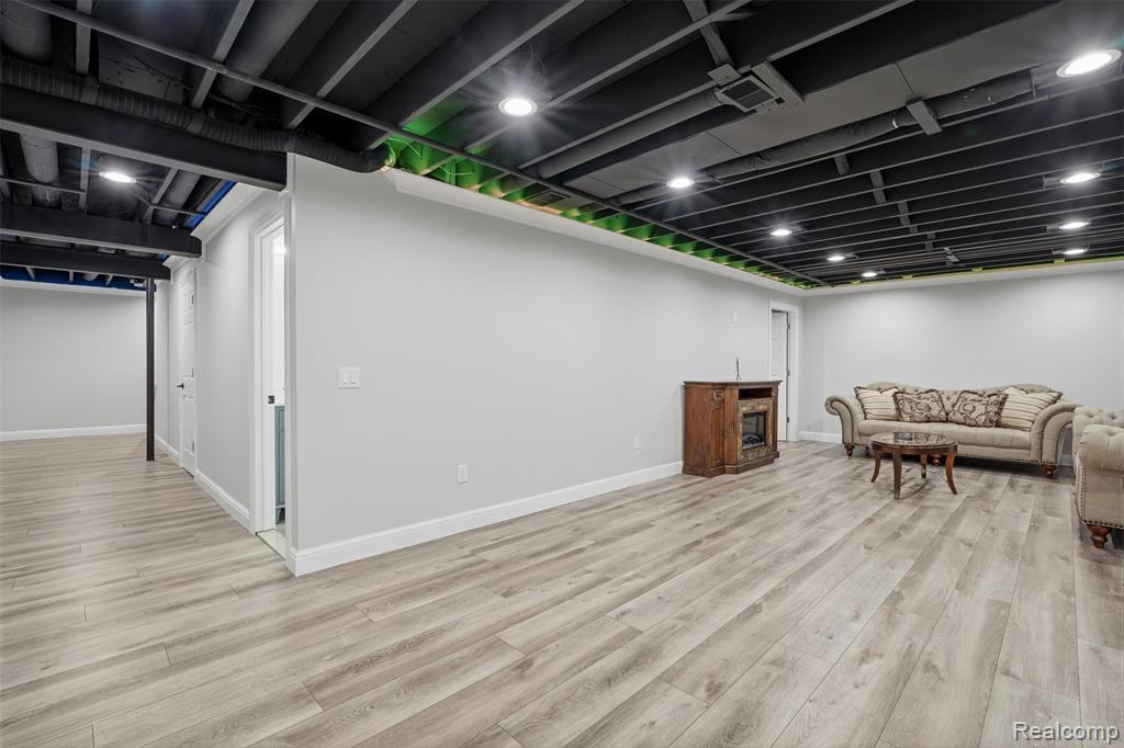 4212 April Lane, Sterling Heights, MI 48310 — Photo 38