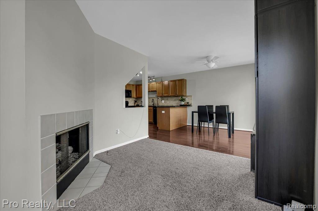 863 CALPERNIA, Wixom, MI 48393 — Photo 16