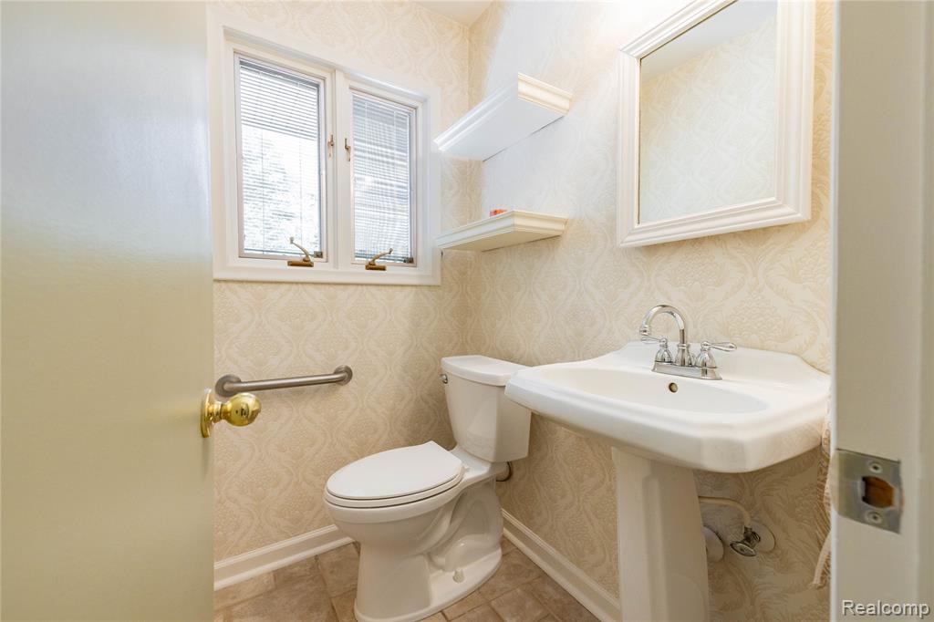 8366 Glengarry Road, Grosse Ile, MI 48138 — Photo 35