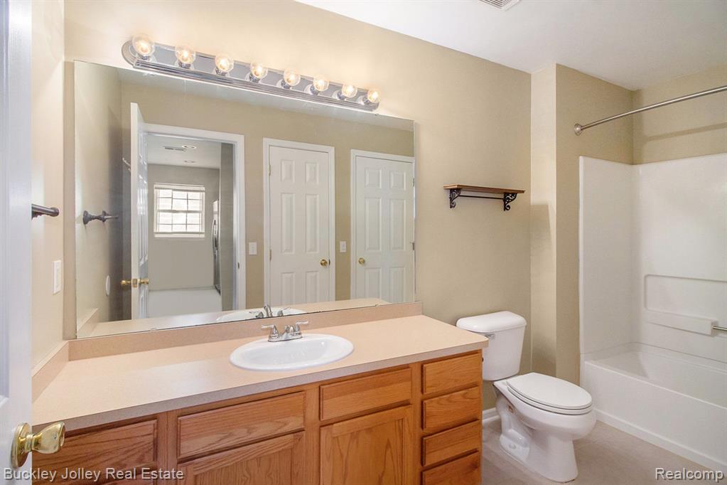 670 OLDE ENGLISH Circle, Howell, MI 48855 — Photo 10