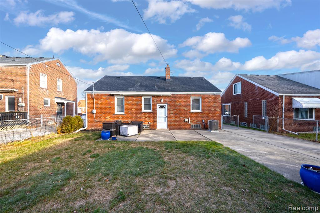 15560 CHARLES R AVE, Eastpointe, MI 48021 — Photo 27