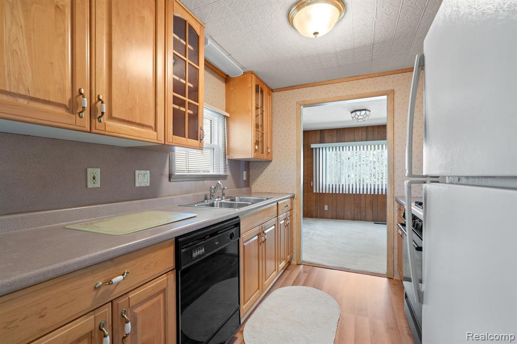 5269 LAKESHORE Road, Fort Gratiot, MI 48059 — Photo 6