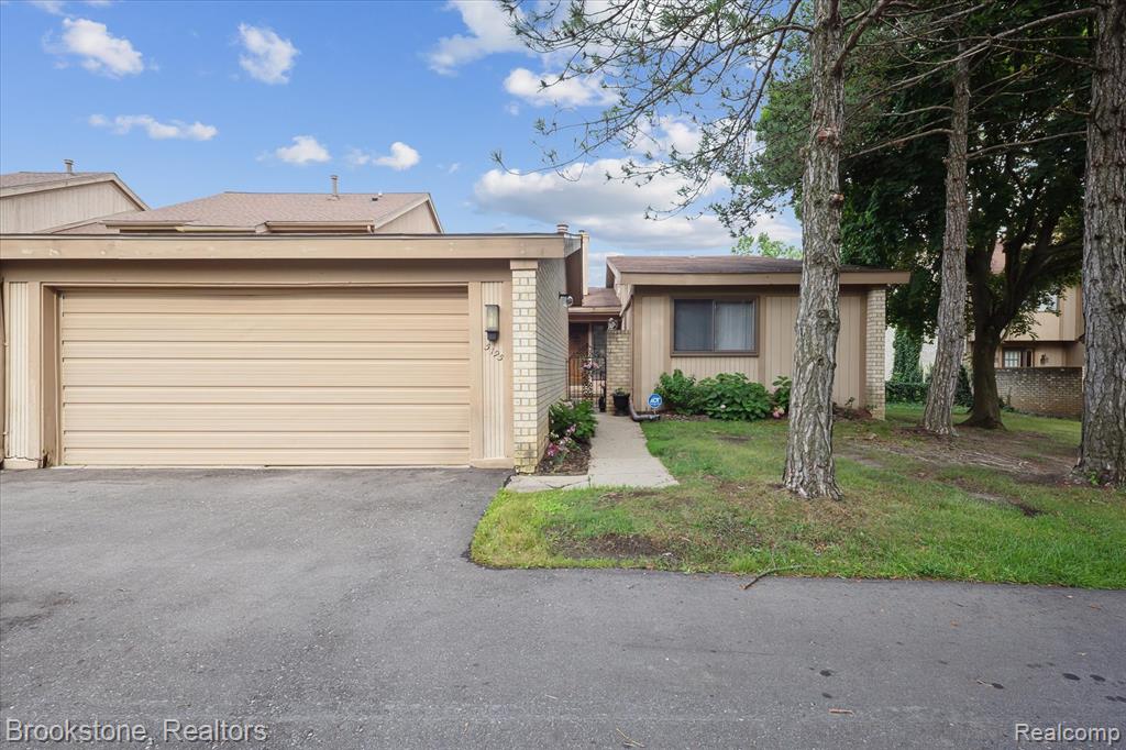 5195 Richard Run, West Bloomfield, MI — Photo 2
