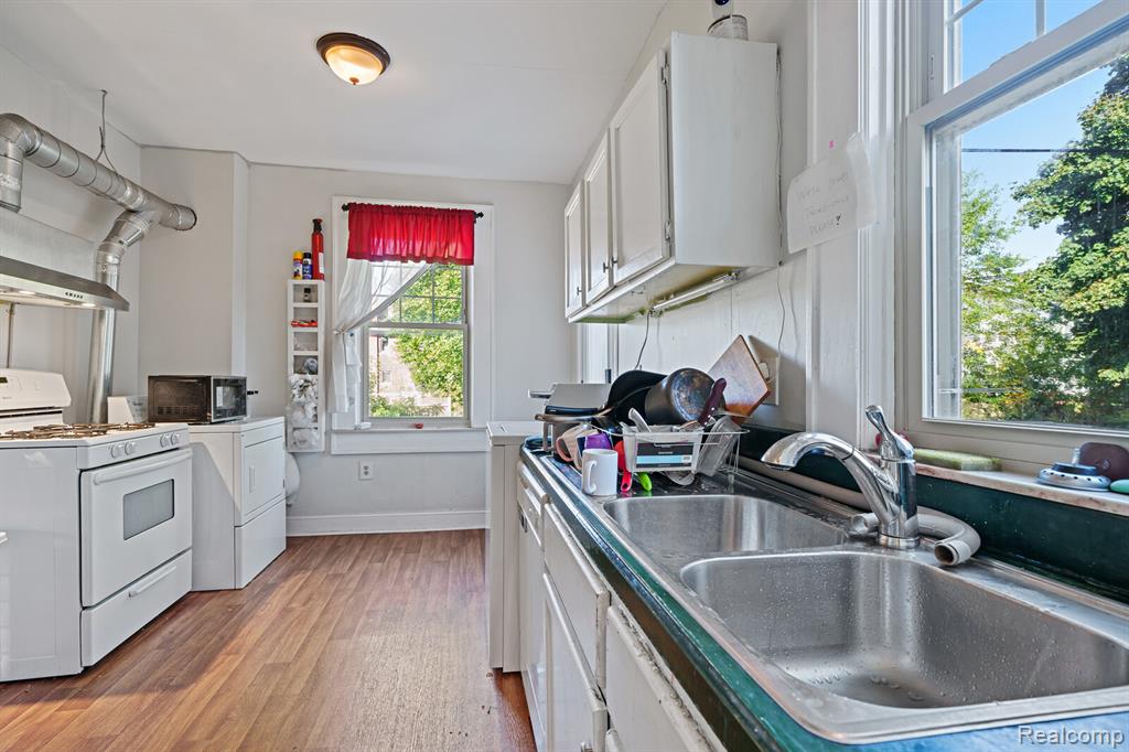 243 E Edsel Ford, Detroit, MI 48202 — Photo 19