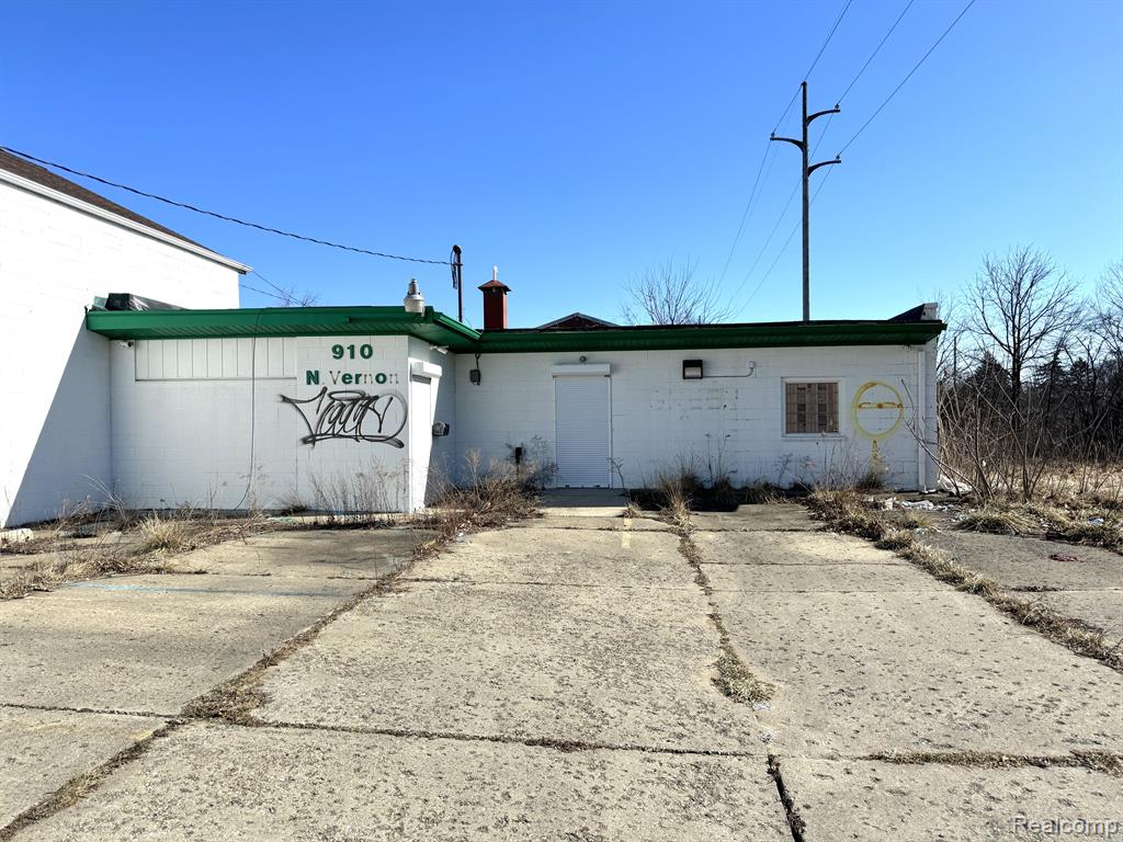 910 N VERNON Avenue, Flint, MI 48506 — front exterior