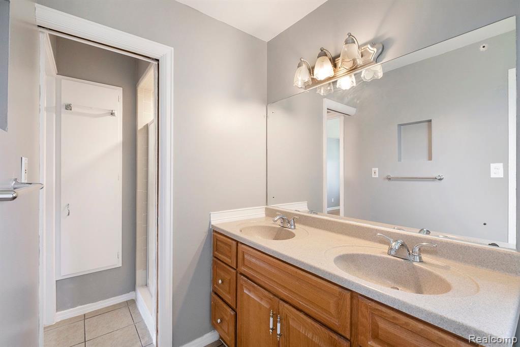 5392 MAPLETREE, Flint, MI 48532 — Photo 9
