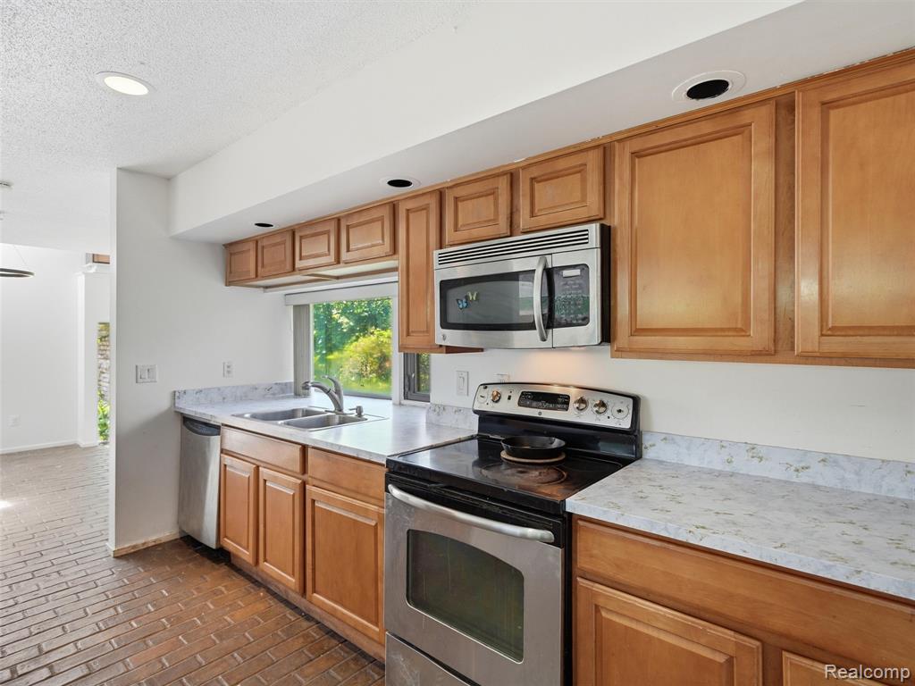 4554 Mystic Hills Circle, Milford, MI 48380 — Photo 22