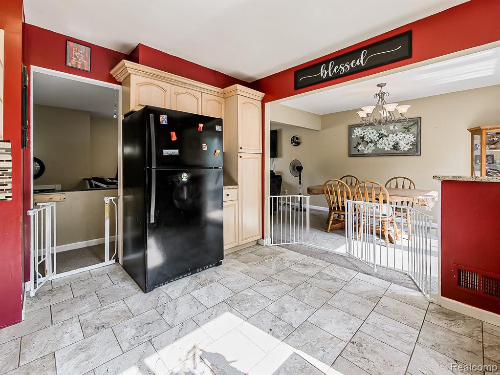 900 Surrey Heights, Westland, MI 48186 — Photo 4