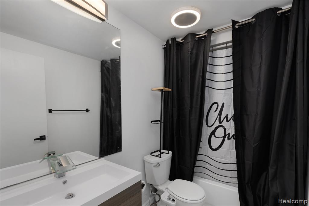 7406 Pebble pt, West Bloomfield, MI — Photo 24