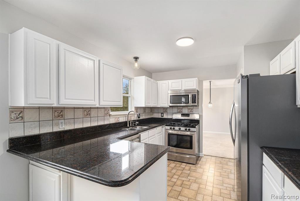 855 DRAKESHIRE Drive, Walled Lake, MI 48390 — Photo 12