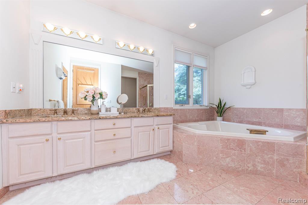 5003 HICKORY POINTE Drive, Orchard Lake Village, MI 48323 — Photo 42