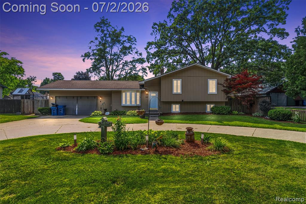 305 East Road, Holly, MI 48442
