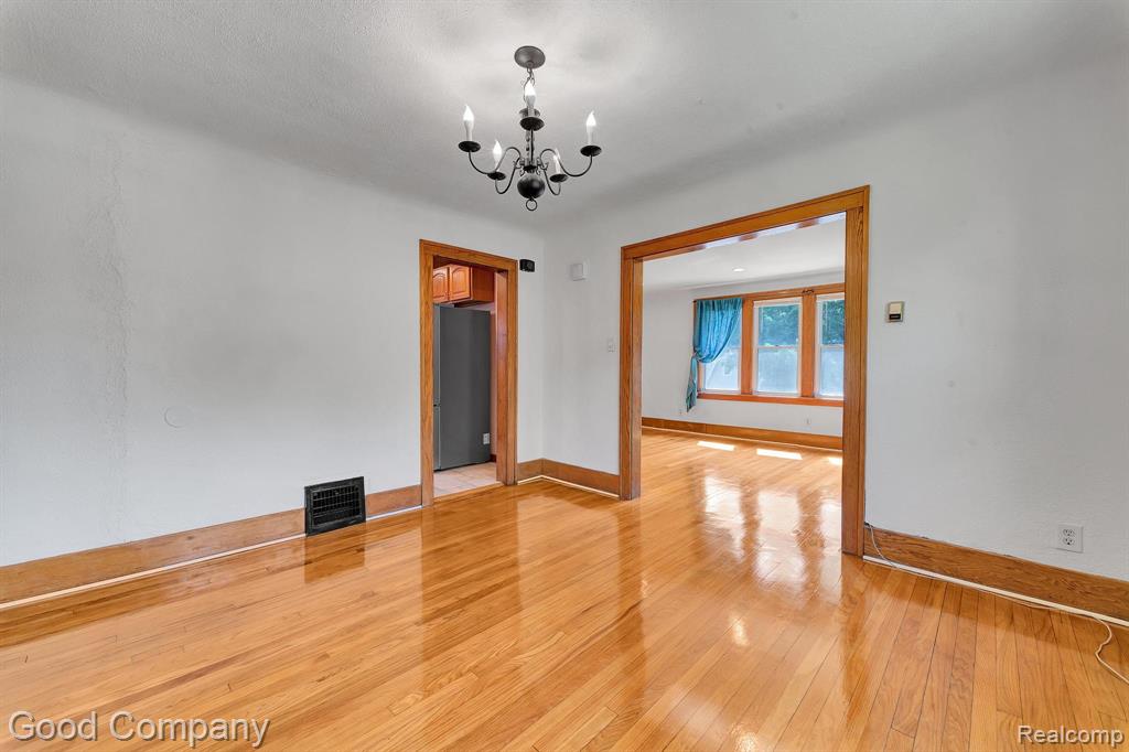 21516 Oxford Avenue, Farmington, MI 48336 — Photo 9