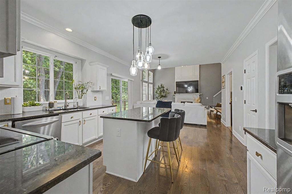 8179 Creekside Drive, Westland, MI — Photo 10