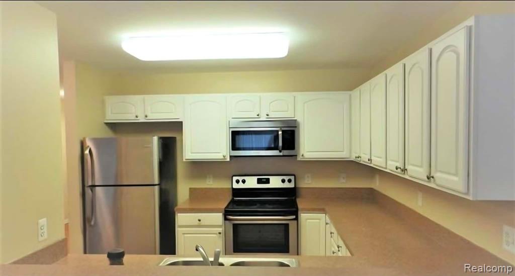 9026 Newport Way, Livonia, MI 48150 — Photo 11