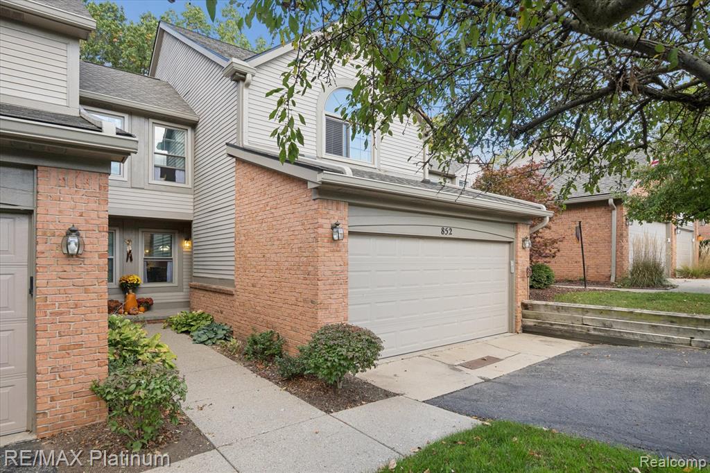 852 Woodridge Hills Drive, Brighton, MI 48116 — Photo 2