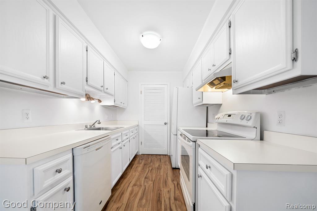 2068 Hidden Meadows Drive, unit D, Walled Lake, MI 48390 — Photo 6