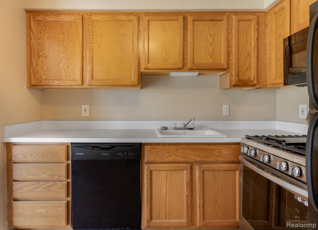 500 FOX HILLS Drive N, A-8, Bloomfield Hills, MI 48304 — Photo 12
