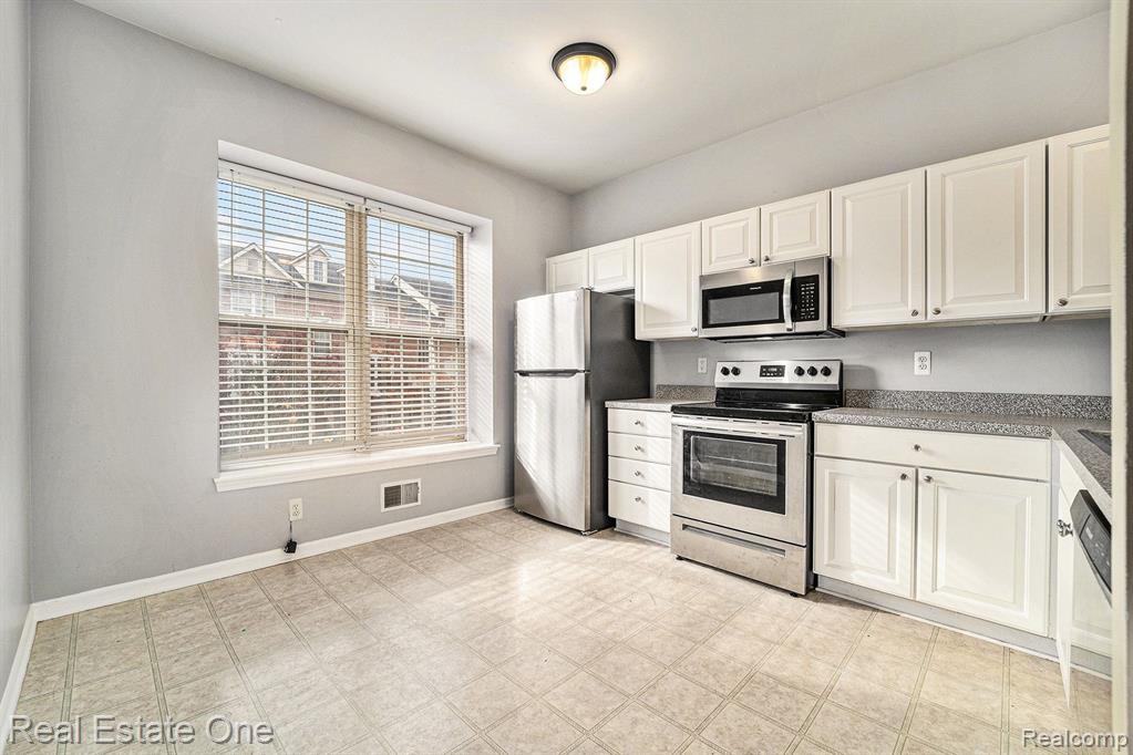 25406 Saint James, Southfield, MI 48075 — Photo 11