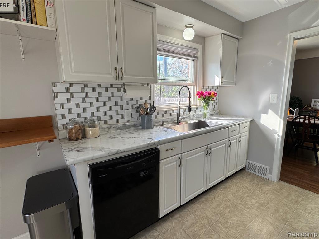 19156 Ash Avenue, Eastpointe, MI 48021 — Photo 32