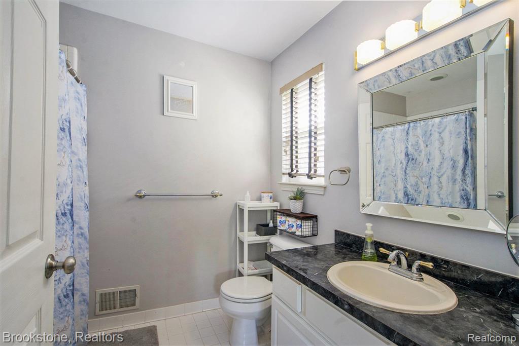 7673 PAINT CREEK Drive, Ypsilanti, MI 48197 — Photo 13