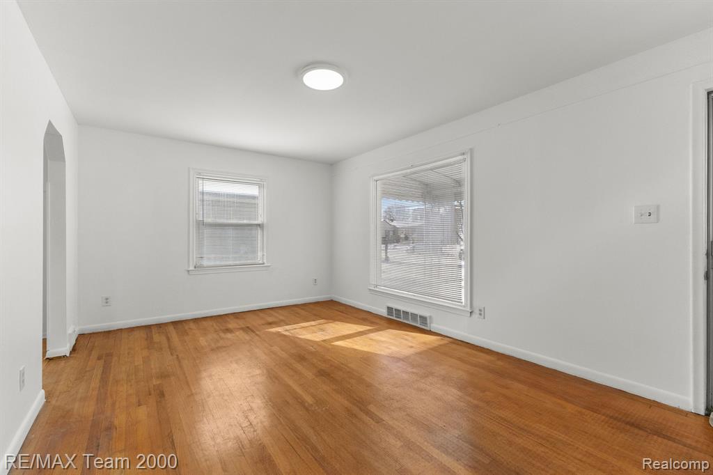 5876 KINMORE Street, Dearborn Heights, MI 48127 — Photo 7