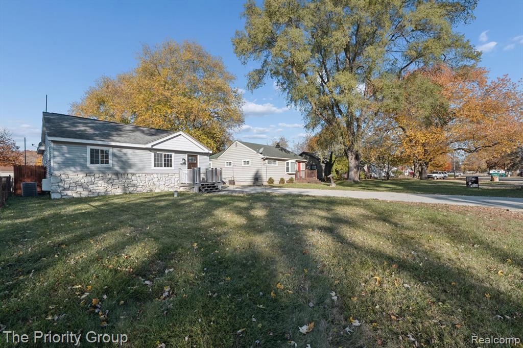 5235 Drayton Road, Clarkston, MI — Photo 2