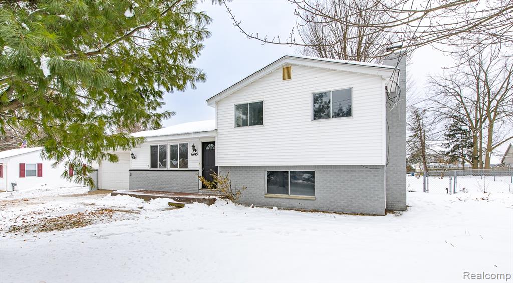 6445 Pontiac Lake Road, Waterford, MI 48327 — Photo 2