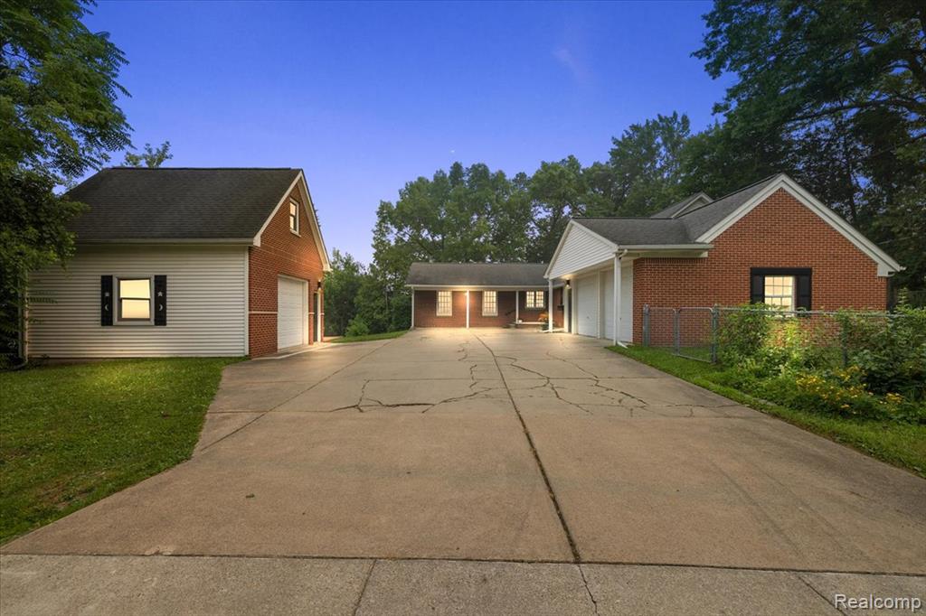 869 Central Drive, Lake Orion, MI 48362