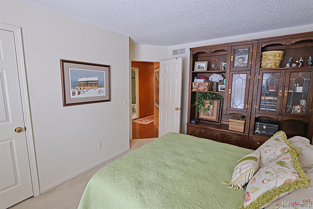 35053 KNOLLWOOD Lane, Farmington Hills, MI 48335 — Photo 42