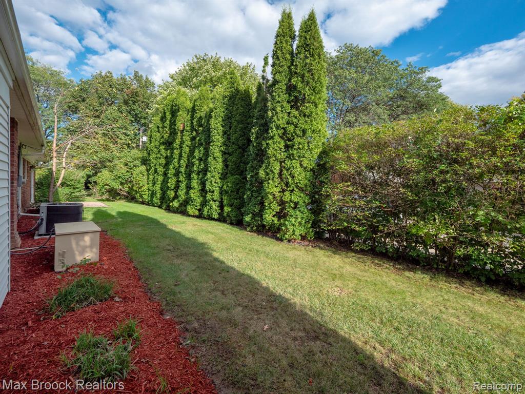 6769 Heather Heath, West Bloomfield, MI — Photo 32