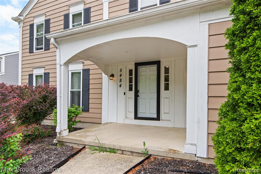 5484 Kingsfield Drive, West Bloomfield, MI — Photo 6