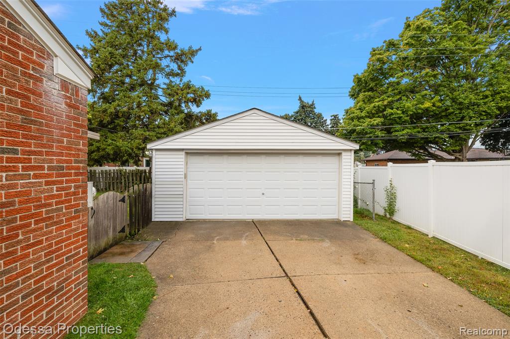 8641 Whitefield Street, Dearborn Heights, MI 48127 — Photo 34